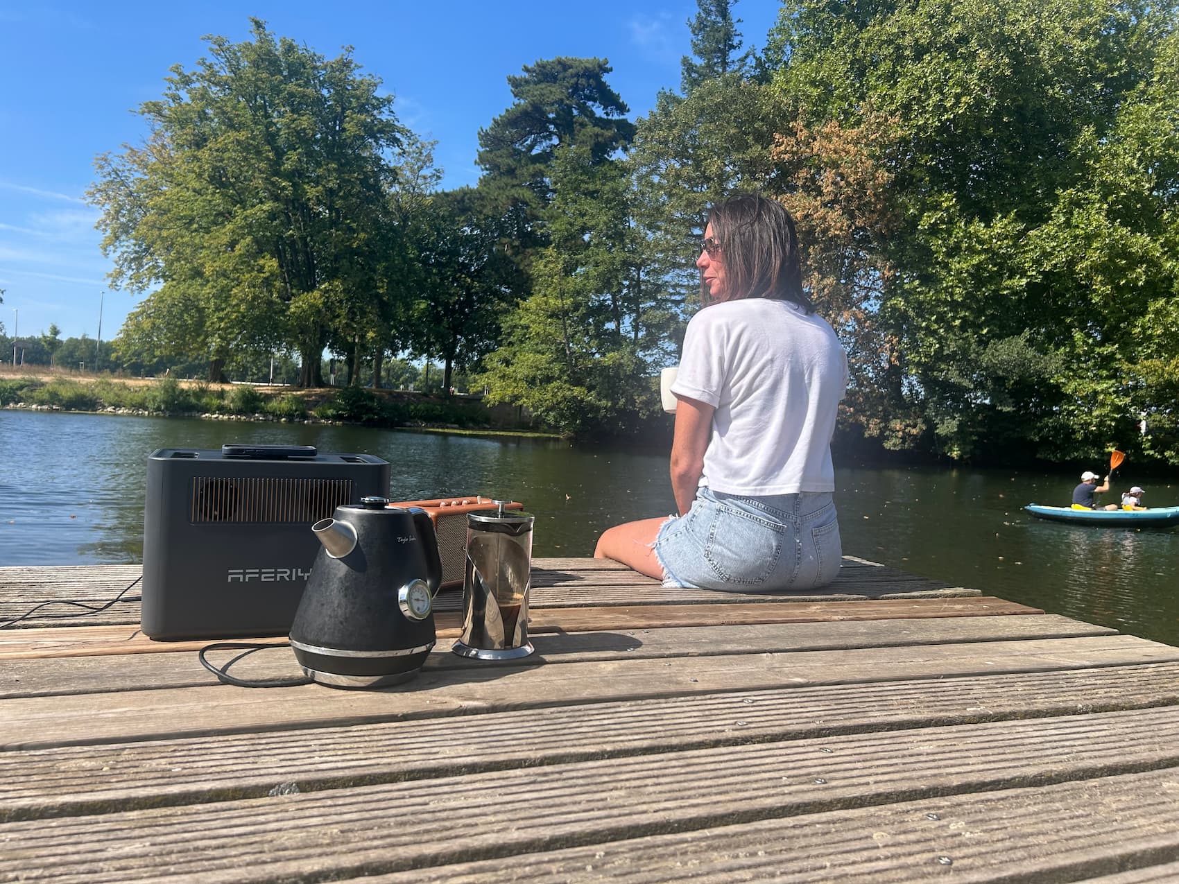 Station AFERIY Nomad1800 Pro posée sur un ponton, alimentant une bouilloire électrique au bord d'un lac