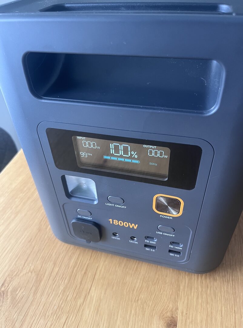Station AFERIY Nomad1800 Pro chargée à 100 % avant le test au wattmètre